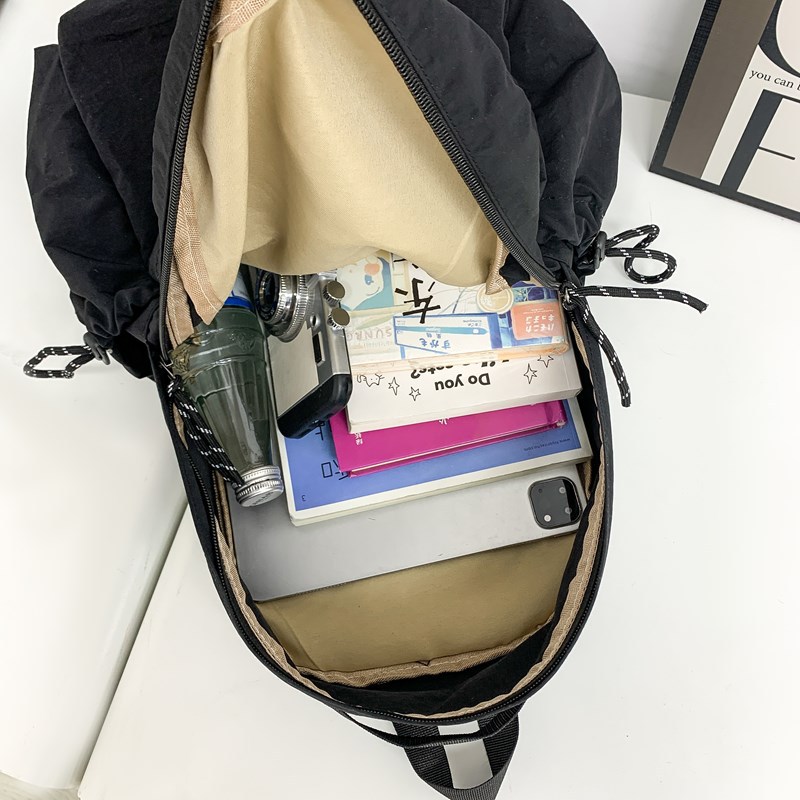 A new, stylish and cool backpack with a high aesthetic level. It is a casual, simple, lightweight and large-capacity backpack for high school and junior high school students to commute outdoors Application Scenario