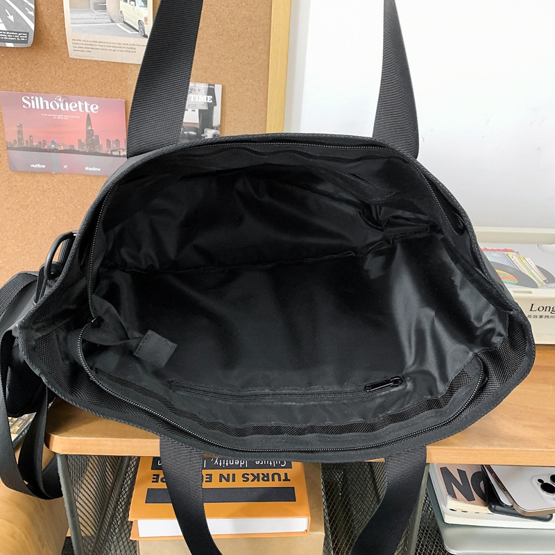 Camouflage large-capacity bag for men, 2024 new commuter tote bag, workwear-style handbag, travel single-shoulder crossbody bag Application Scenario