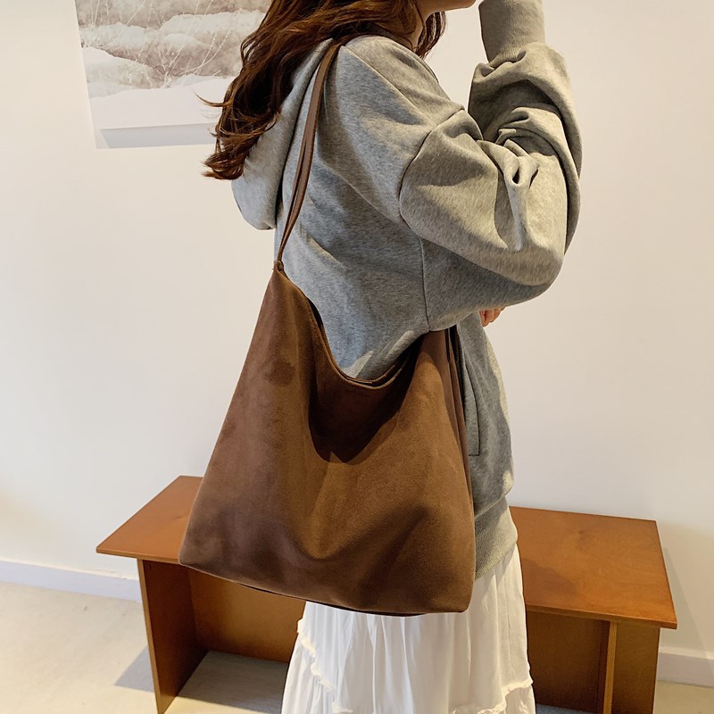 Autumn and winter retro suede tote bag 2024 new style, fashionable and casual, large-capacity single-shoulder bag, high-end mother-and-child bag details Picture