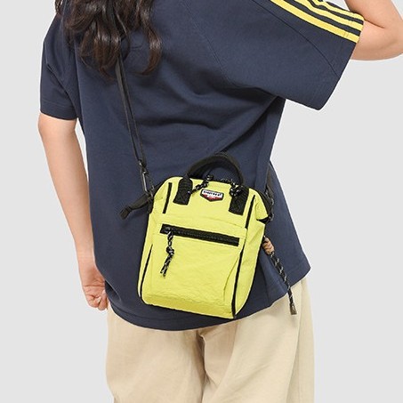 The new minimalist and lightweight mini backpack is a versatile and casual crossbody bag for outdoor cycling and mountain climbing full figure