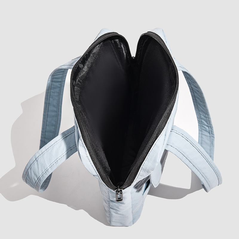 New Spring/Summer 2025 niche design single-shoulder handbag, multi-purpose computer bag, simple commuting ipad protective bag Application Scenario