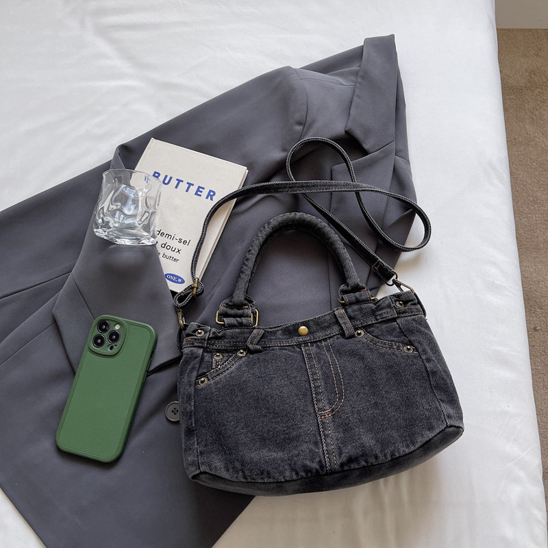 A niche retro washed denim handbag for the summer of 2025, featuring a Korean artistic style and versatile commuting shoulder bag Specification drawing