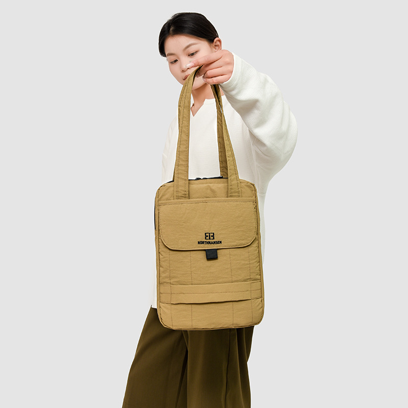 New Spring/Summer 2025 niche design single-shoulder handbag, multi-purpose computer bag, simple commuting ipad protective bag full figure