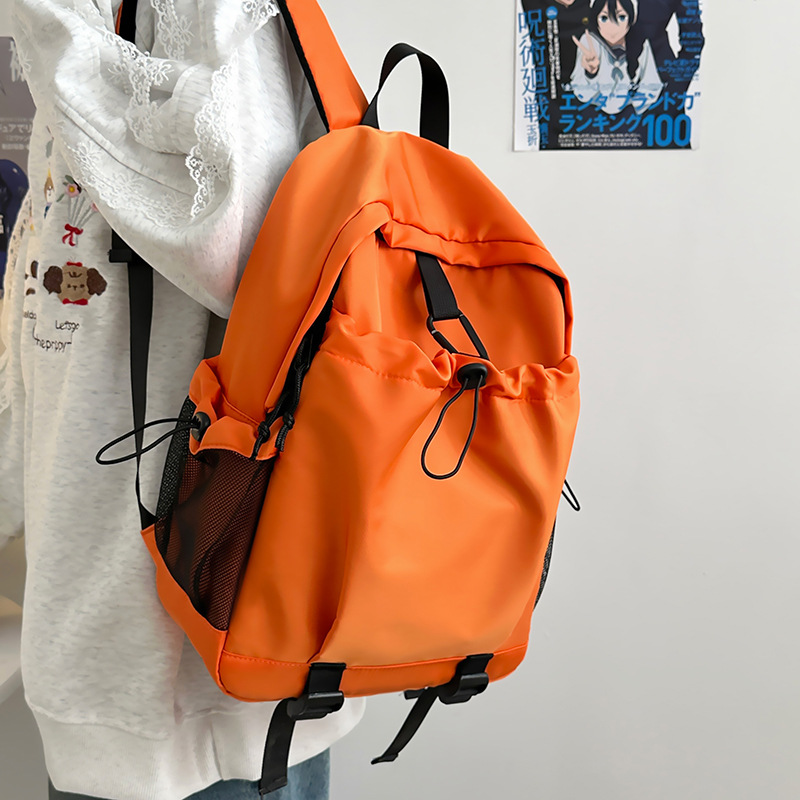 Lightweight backpacks for male college students with a niche design sense, hiking and outdoor mountain climbing bags, and casual travel bags for middle school students full figure