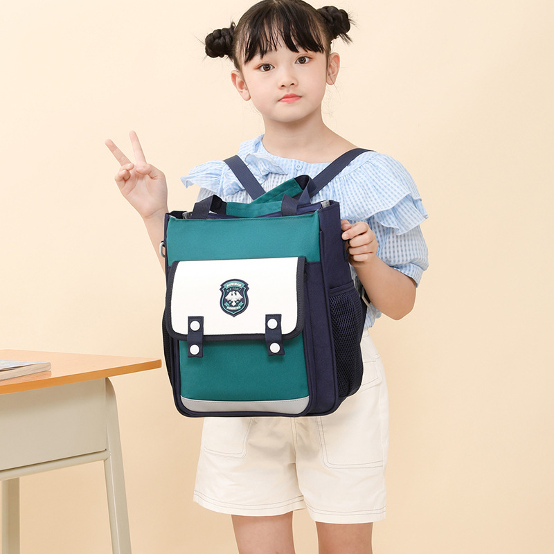 Children can carry schoolbags hand in hand. Boys and girls have British-style crossbody after-school bags. Art bags on both shoulders are printed with logos details Picture