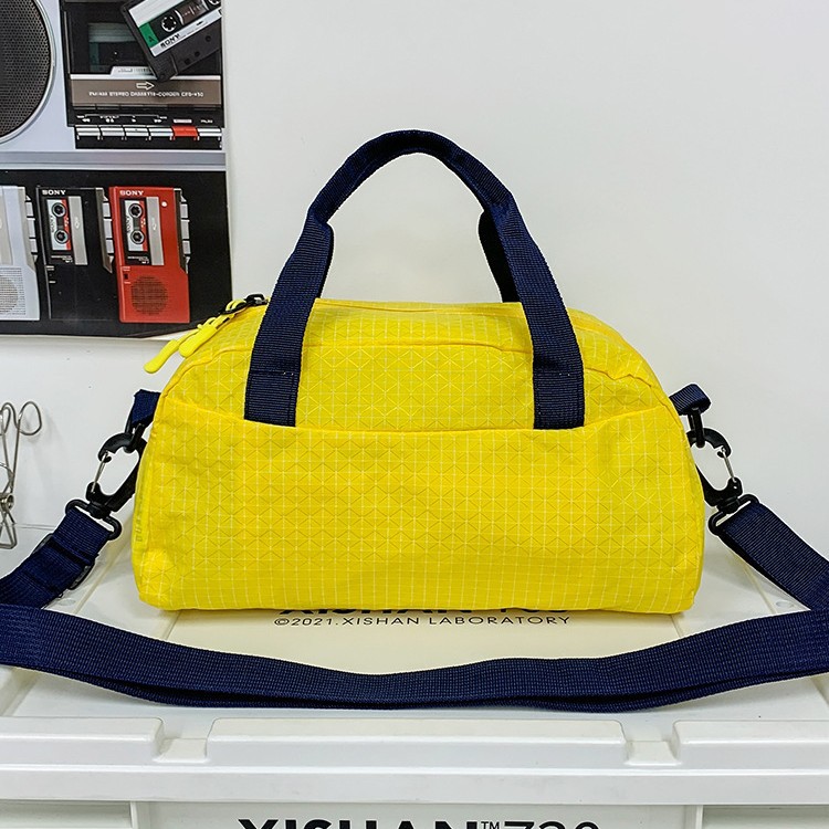 A new high-appeal letter-style white portable and lightweight commuter outdoor climbing small crossbody bag for women's casual and simple crossbody Specification drawing