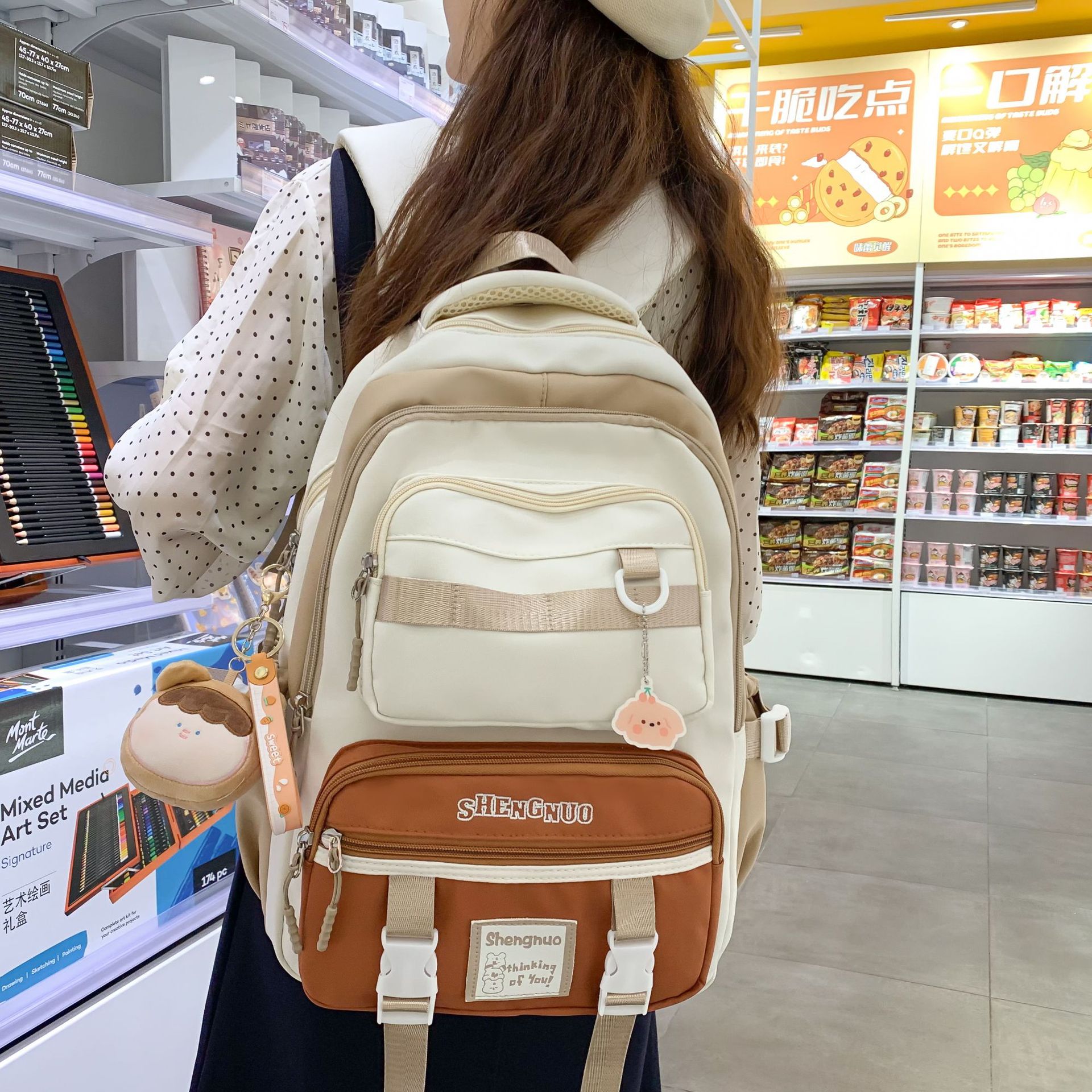 The new large-capacity backpack with contrasting colors is a versatile Japanese ins school style backpack with multiple compartments to reduce the burden full figure