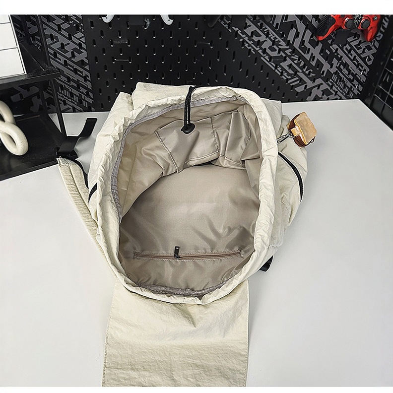 Pleated casual drawstring schoolbag for women, large-capacity commuting and travel backpack, lightweight, casual and versatile student schoolbag for men Application Scenario