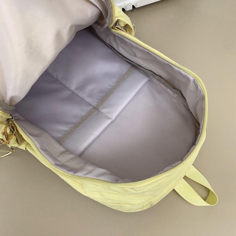Korean-style laid-back schoolbag, simple and fresh college backpack, high appearance level, large-capacity backpack for junior high school girls Application Scenario