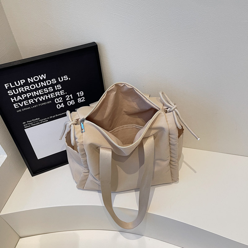 Large-capacity tote handbag, 2025 new style Korean laid-back style casual, simple and lightweight women's crossbody bag for shopping Application Scenario