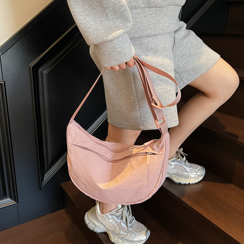 The 2025 new lightweight and large-capacity casual single-shoulder crossbody bag from Bag Girl is versatile for sports and commuting details Picture