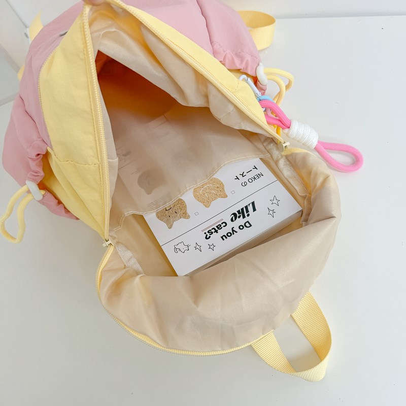 2025 New Korean-style children's small schoolbag for spring outing, lightweight and casual backpack, stylish color contrast, versatile and simple backpack Application Scenario