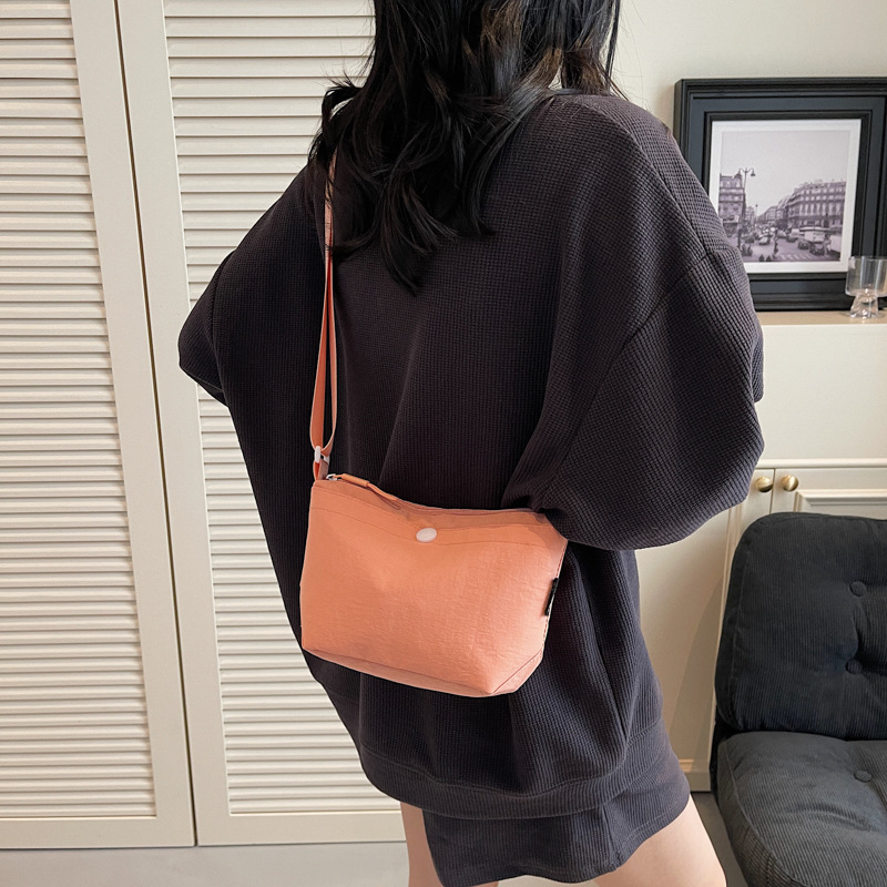 A new Korean version of a high-appeartion-level small crossbody bag, a solid color for women, casual, simple, lightweight, fashionable and versatile crossbody bag for commuting full figure