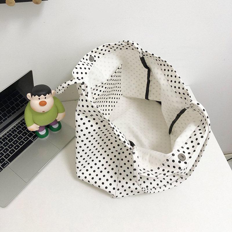Retro and sweet polka dot fabric bag, cute and girlish lazy style tote bag, lightweight and casual fabric bag for class and going out Application Scenario