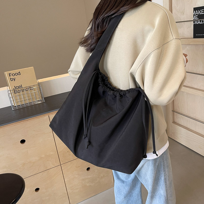 A laid-back large-capacity bag for women, a new summer 2024 commuter bag for students, a versatile casual crossbody bag for classes details Picture