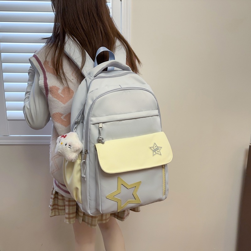 The new schoolbag is a large-capacity, lightweight backpack for junior and senior high school students with a Korean ins school style, contrasting colors and high appearance standards full figure