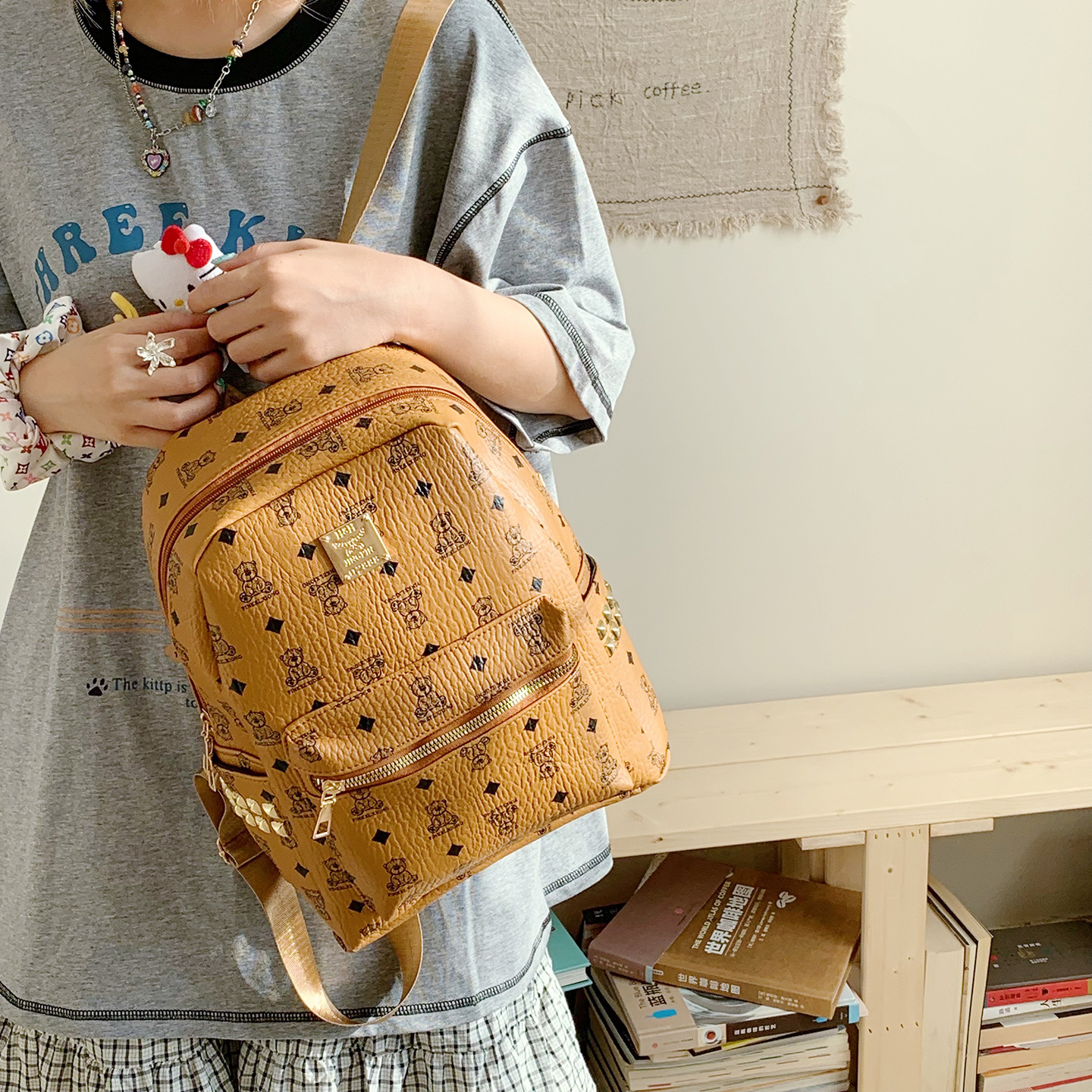 A new high-appearancy-level macaron-colored cute bear mini backpack from the Korean version of Instagram, a lightweight shopping backpack for women details Picture