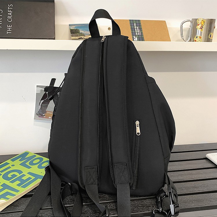 The 2025 new fashionable and trendy large-capacity backpack features a stylish design, a casual and simple single-shoulder bag, and an outdoor sports bag Specification drawing