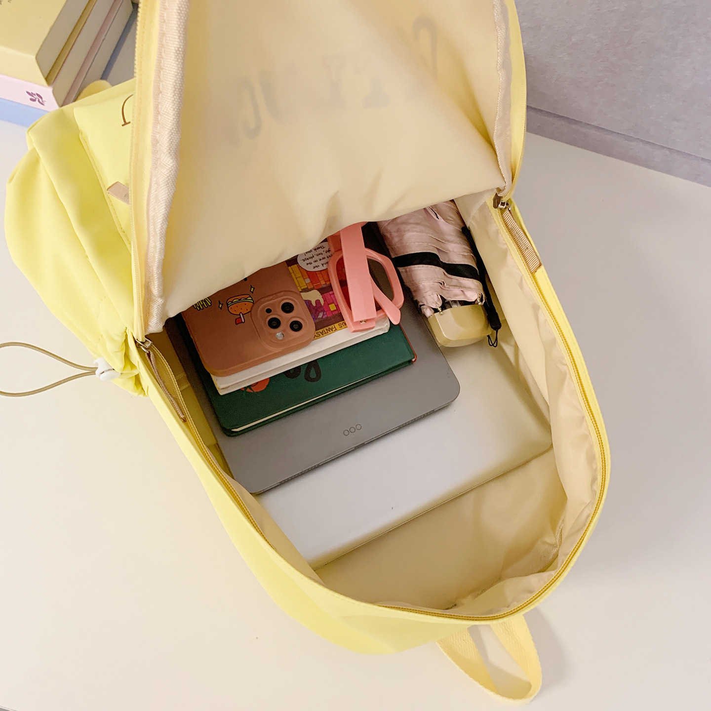 A new high-appeal, fresh and sweet macaron-colored backpack from Japanese Instagram, a simple and lightweight backpack for junior and senior high school students Application Scenario