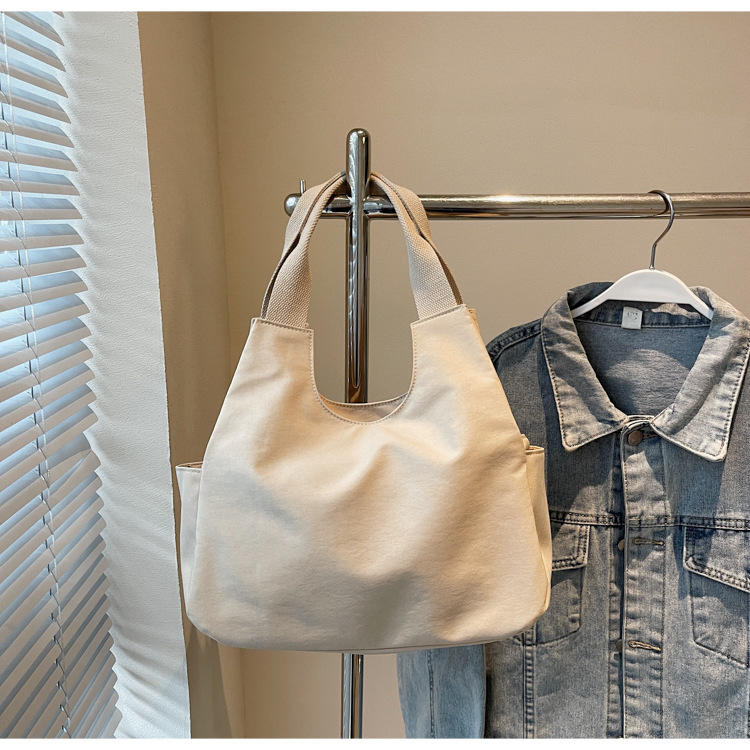 A Japanese-style InS-style retro single-shoulder bag for commuting, a niche design sense canvas bag, and a simple solid color casual commuting crossbody bag Application Scenario