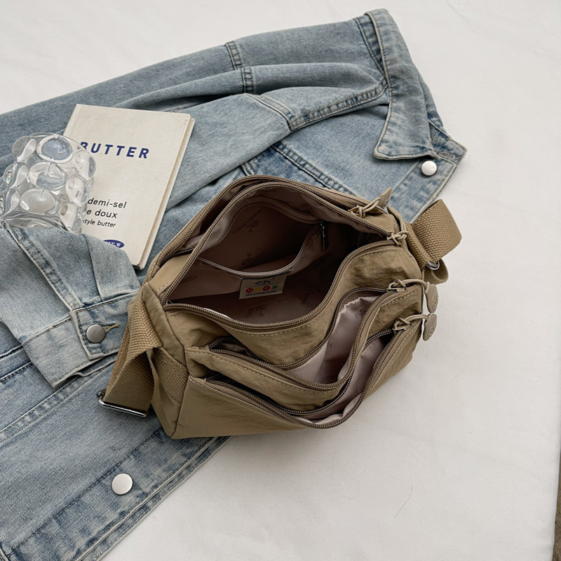 A new large-capacity casual single-shoulder tote bag for women with a simple and high-end feel, a niche Korean version versatile crossbody bag Application Scenario
