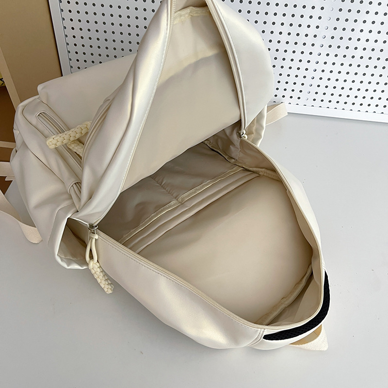 This is a simple and versatile commuter backpack in pearl color for girls. It has a Korean-style texture and is made of PU. It is a backpack for junior and senior high school students Application Scenario