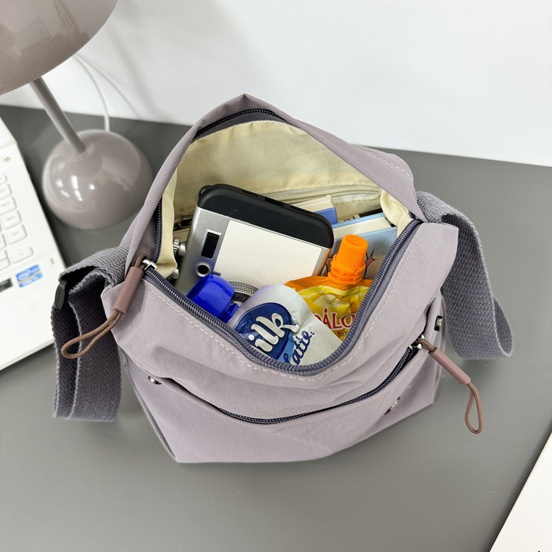 A new, stylish, portable and lightweight single-shoulder backpack for commuting and mountaineering, a simple and versatile crossbody bag for both men and women Application Scenario