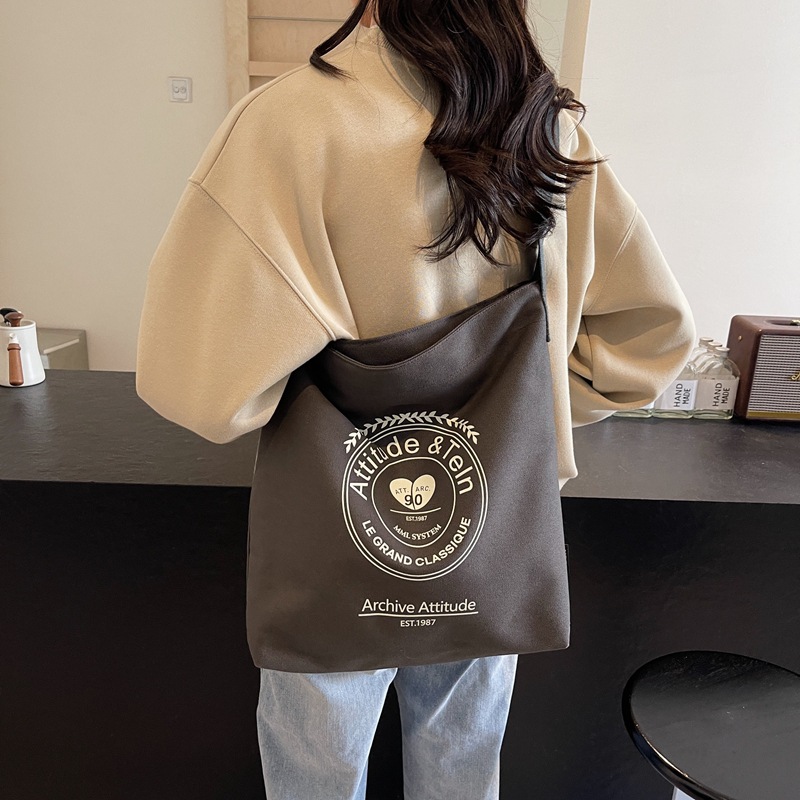 A lightweight and casual large-capacity crossbody bag, a simple and versatile single-shoulder tote bag, and a hand-held commuting bag for students to attend classes and study details Picture
