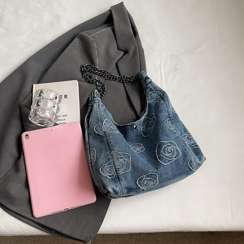 Original homemade rose denim color-blocking drawstring bag, dopamine chain bag, a laid-back and trendy crossbody bag for a strong female lead Application Scenario