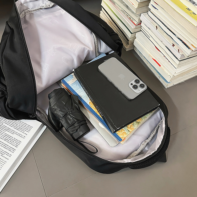 A new high-appearancelevel, niche design, trendy and cool backpack from the Korean version of Instagram, a couple's casual, lightweight and large-capacity backpack Application Scenario