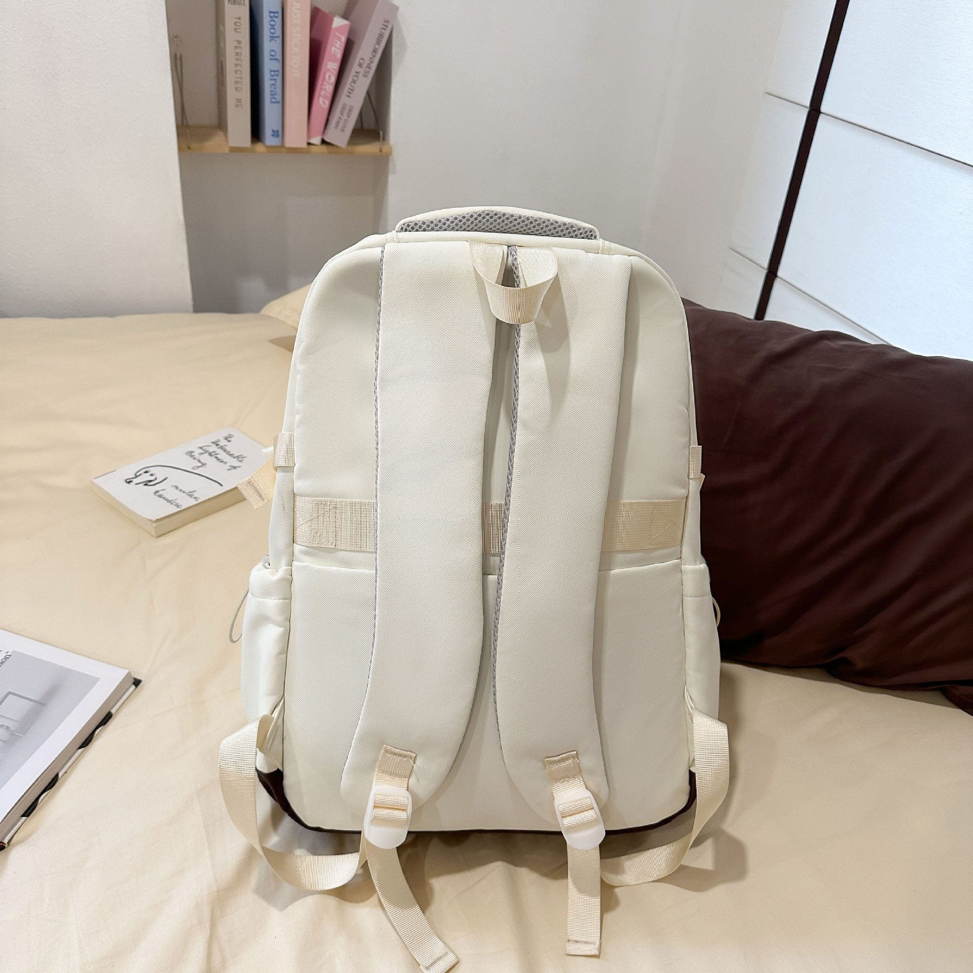 This is a new Korean version backpack with a high level of appearance, fresh and cute. It is suitable for high school and junior high school students to use for casual, light, commuting and outdoor activities. It has a large capacity for both shoulders Specification drawing