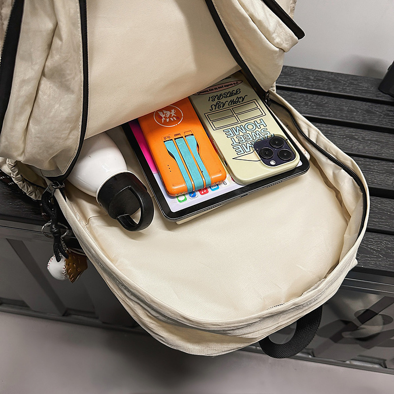 A new type of schoolbag for junior and senior high school students, featuring a casual, simple design, large capacity, and contrasting colors. It is a backpack for outdoor sports and travel Specification drawing