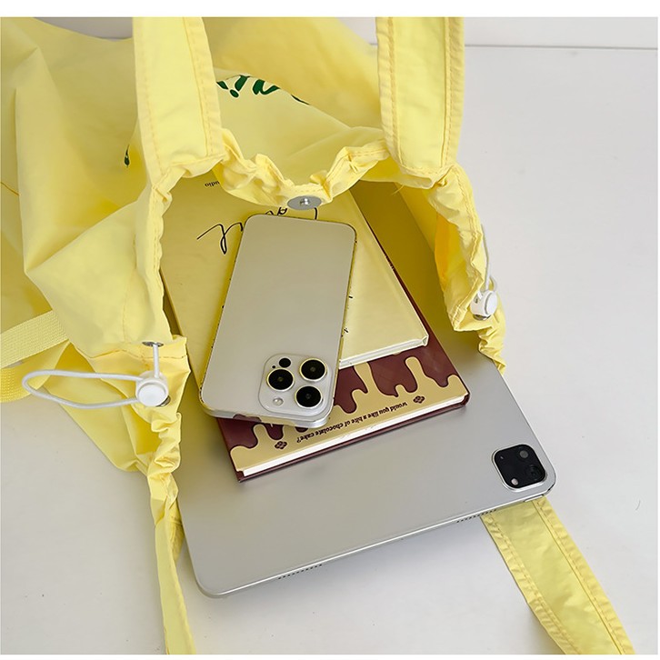 A new Korean version of a high-appeal lettered crossbody bag, suitable for women's casual and simple outdoor commuting, with a large capacity Application Scenario