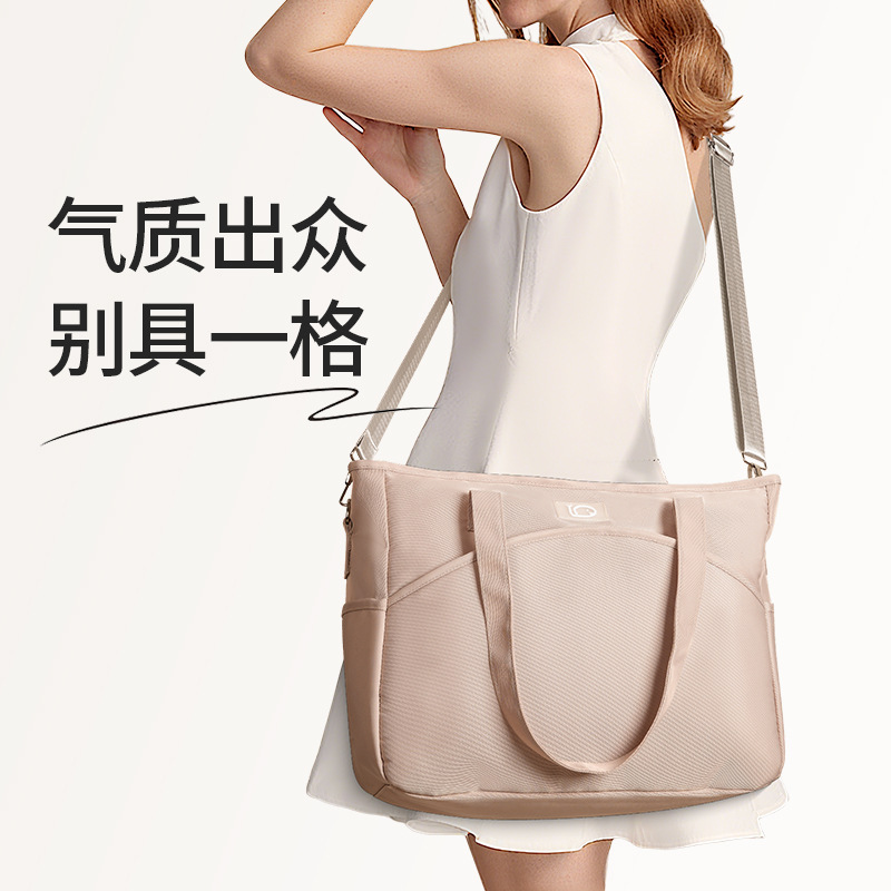 New fashionable mom bag, large-capacity hand-held crossbody bag, lightweight mom bag, multi-pocket baby and mother bag for going out Application Scenario