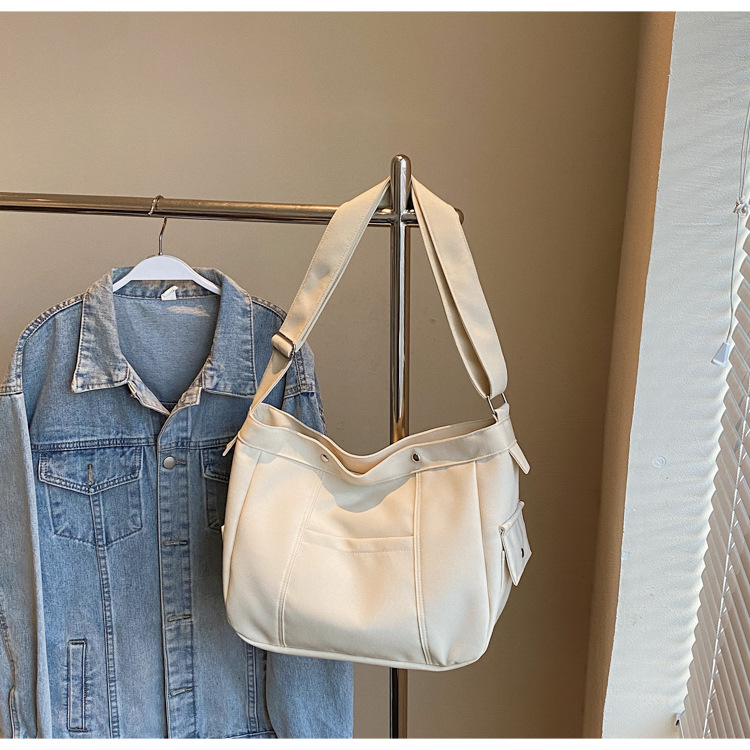 A new Japanese large-capacity, high-quality crossbody bag, a casual and niche single-shoulder bag, and a simple and versatile student single-shoulder bag for 2025 Application Scenario