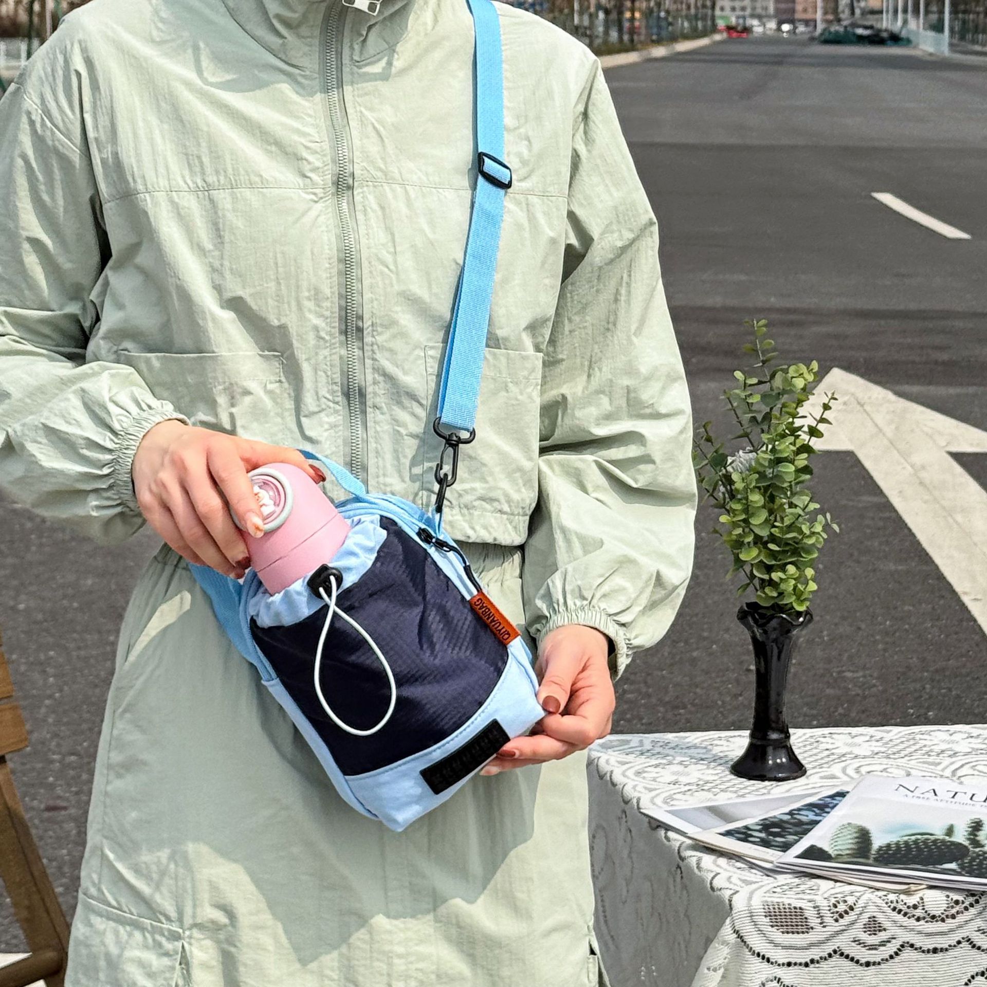 Cute color-blocking water cup bag, large-capacity multi-layer lightweight travel mom bag, single-shoulder crossbody bag, bucket bag, clutch bag Application Scenario