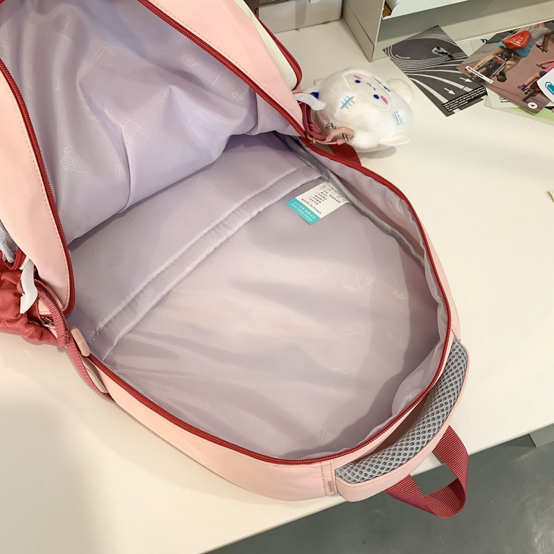A cute Korean-style color-blocking backpack for girls on Instagram. It's a backpack for junior and senior high school students and a backpack for primary school students from grades three to five and six Application Scenario