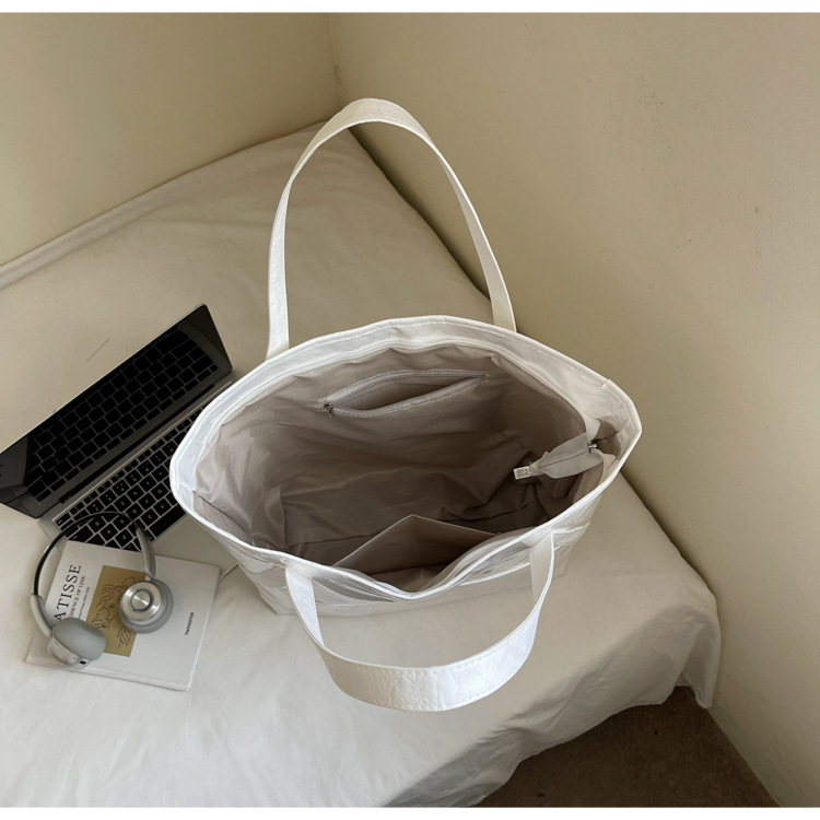 A new high-appeartion-level fashionable transparent jelly bag for women, a casual, simple, lightweight and large-capacity tote bag for commuting Application Scenario