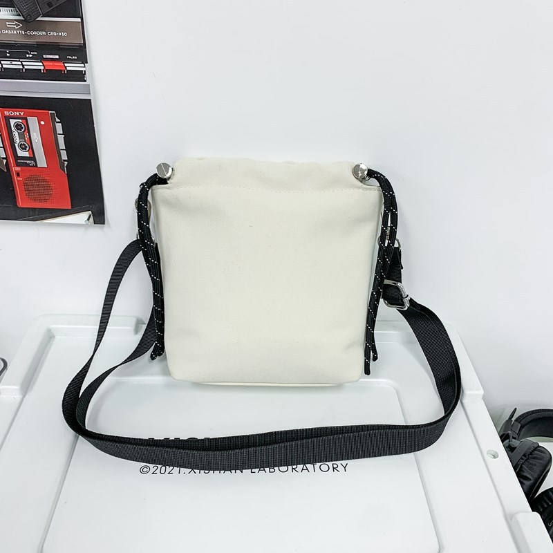 Korean style Instagram streetwear brand personalized crossbody bag with drawstring closure, outdoor sports small bag, cool couple's dancing shoulder bag Specification drawing