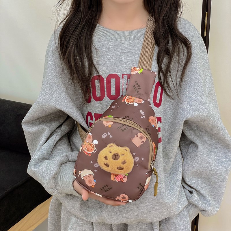 Cute Capibara plush toy baby crossbody bag for boys and girls in Japanese style, 2025 new children's small bag Application Scenario