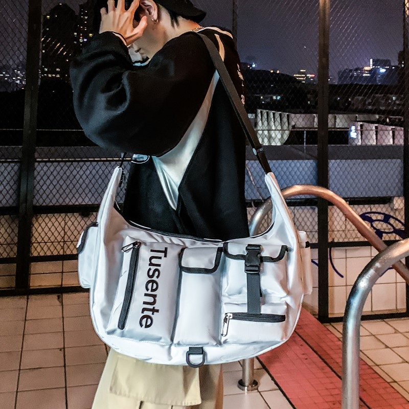 A new high-appeal short-distance travel bag and handbag for both men and women, featuring a casual, simple, lightweight and versatile design with a large capacity crossbody details Picture