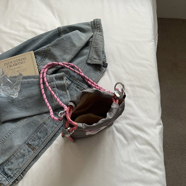 2025 New Korean-style fashionable and versatile embroidered crossbody bag, niche lightweight single-shoulder bag, casual and simple commuting backpack Application Scenario
