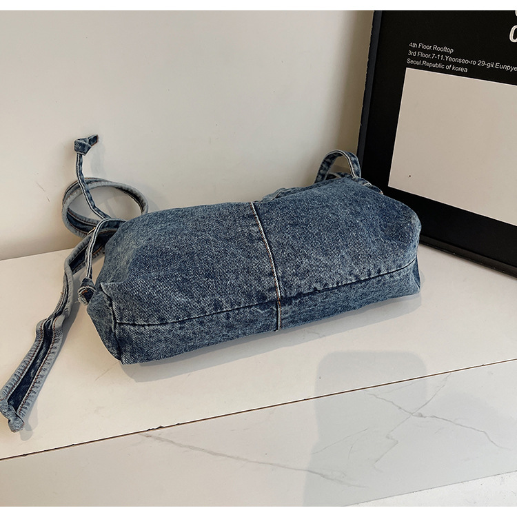 The 2025 new design large-capacity retro single-shoulder bag with a laid-back and artistic style is a versatile tote bag for college students attending classes Application Scenario