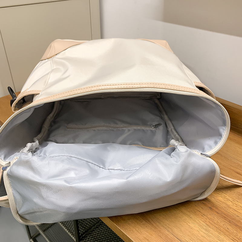 2025 New casual large-capacity versatile backpack, lightweight and fashionable commuting travel backpack, niche solid-color schoolbag Application Scenario