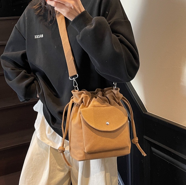 A new Korean-style fashionable pleated drawstring bucket bag for women in 2025, casual and versatile, and a trendy single-shoulder crossbody bag full figure