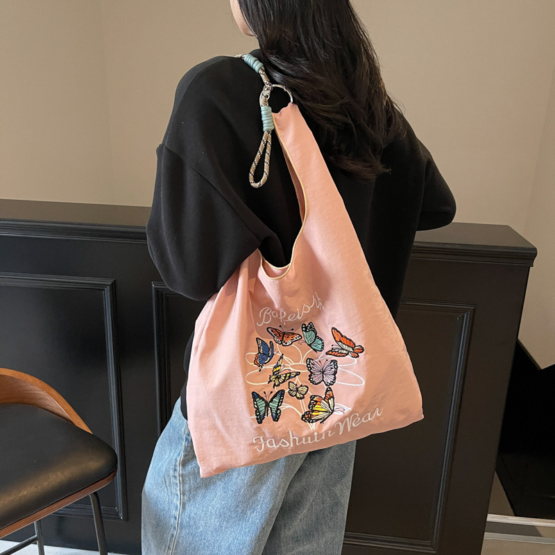 A new Japanese-style fashionable embroidered shopping bag, a large-capacity versatile handbag, a casual and lightweight shoulder bag for commuting and students full figure