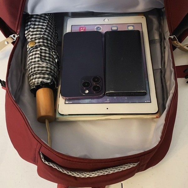 A new high-appearance-level Korean-style InS-style couple backpack, a casual, simple, lightweight and versatile commuting backpack Application Scenario