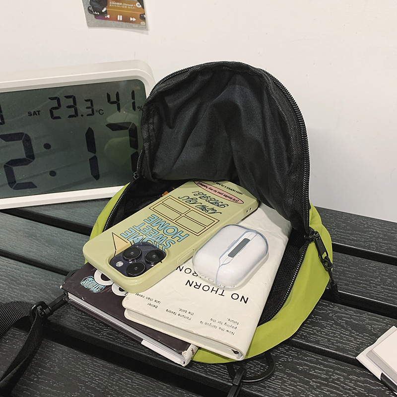 A new high-appeartion-level outdoor commuting lightweight crossbody bag, a couple's casual, simple, fashionable and versatile crossbody bag Application Scenario