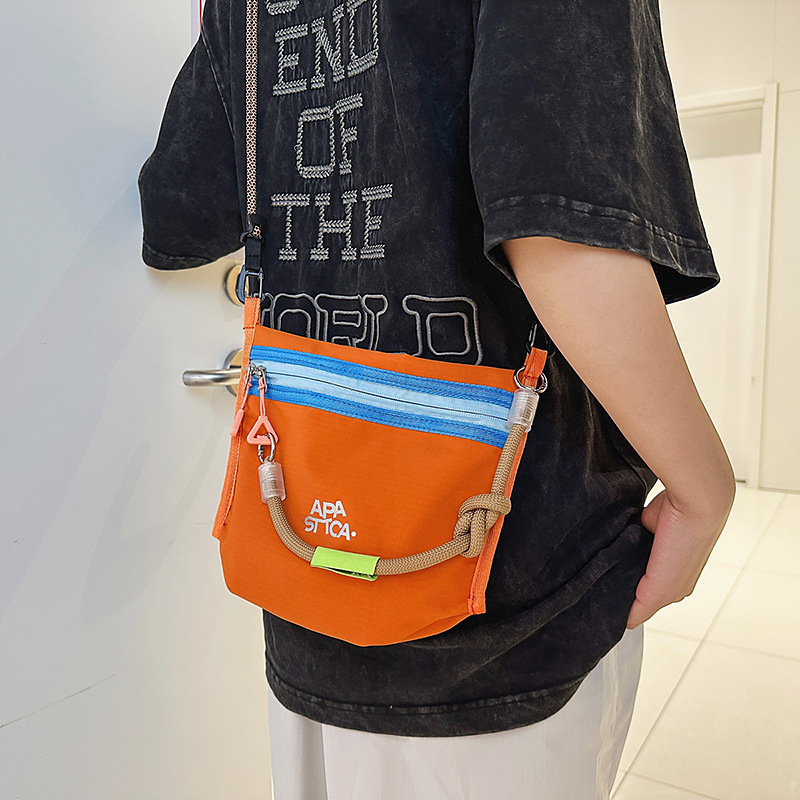 A new lightweight outdoor mountain sports single-shoulder bag with a high aesthetic level, featuring contrasting colors for men and women, and a lightweight commuting crossbody bag full figure
