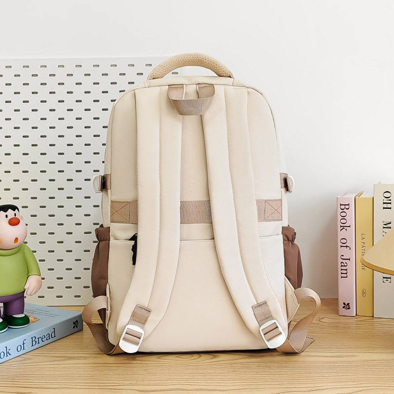 New large-capacity, multi-compartment, versatile and simple schoolbag for grades 3-6, casual commuting, lightweight and niche backpack Application Scenario